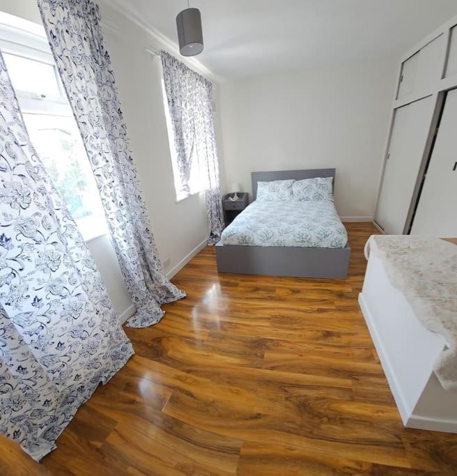 Feel At Home Away From Home Плъмстед Екстериор снимка